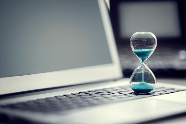 Hourglass on a laptop