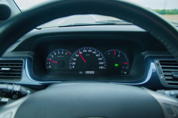 Car steering wheel with speedometer